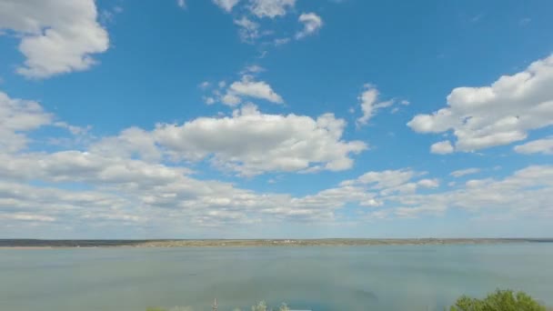 nuages sur le lac laps de temps 