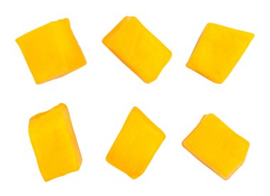 Dilimlenmiş mango parçaları izole edilmiş.