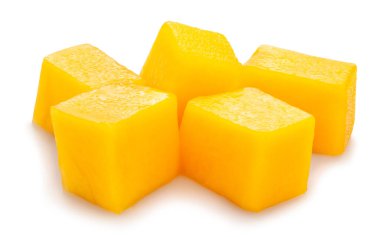 Dilimlenmiş mango parçaları izole edilmiş.
