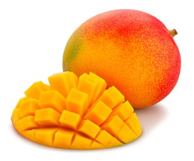 Dilimlenmiş mango yolu beyazda izole edilmiş.