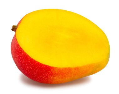 Dilimlenmiş mango yolu beyazda izole edilmiş.