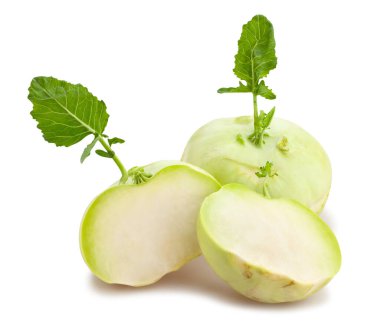 Dilimlenmiş kohlrabi yolu beyazda izole edilmiş.