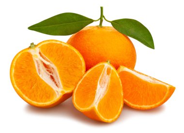 dilimlenmiş mandalina yolu izole edilmiş yapraklar