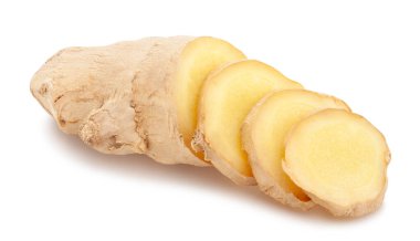 Dilimlenmiş zencefil yolu beyazda izole edilmiş