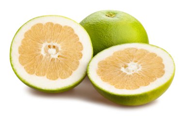 Dilimlenmiş tatlı yol beyazda izole.