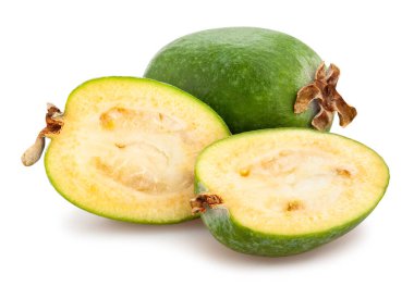 Dilimlenmiş feijoa yolu beyazda izole edildi