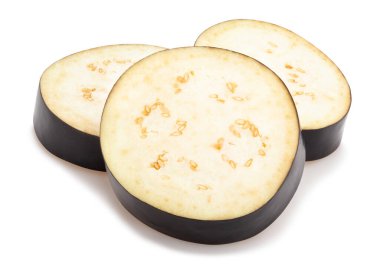 Dilimlenmiş patlıcan yolu beyazda izole edildi