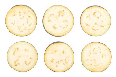 Dilimlenmiş patlıcan yolu beyazda izole edildi