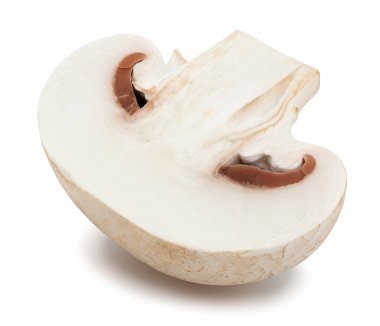 Dilimlenmiş mantarlar beyaz yolda izole edilmiş.