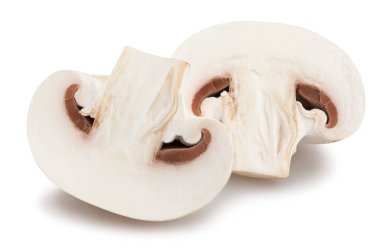 Dilimlenmiş mantarlar beyaz yolda izole edilmiş.