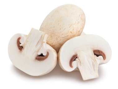 Dilimlenmiş mantarlar beyaz yolda izole edilmiş.