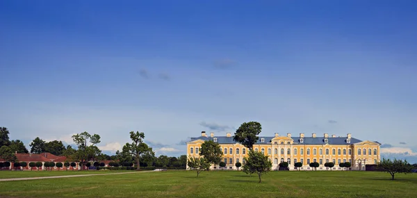 Palácio Rundale na Letónia. — Fotografia de Stock