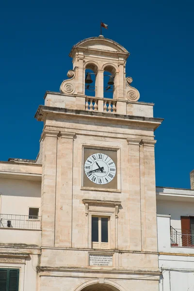 Καμπαναριό με ρολόι. Σαμικέλε ντι Μπάρι. Puglia. Ιταλία. — Φωτογραφία Αρχείου