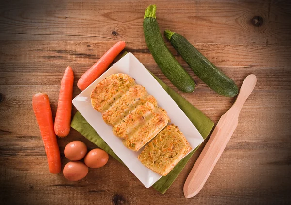 Vegetabiliska köttfärslimpa på träbord. — Stockfoto