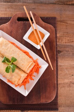 Ahşap masa üzerinde sebze böreği. 