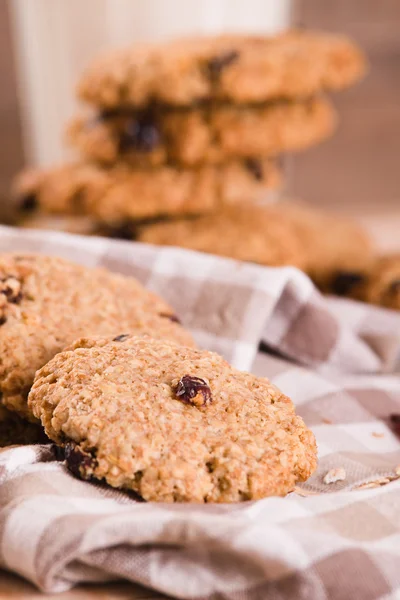 Galletas de avena sobre mesa de madera . — Foto de Stock