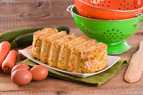 Vegetabiliska köttfärslimpa på träbord. — Stockfoto