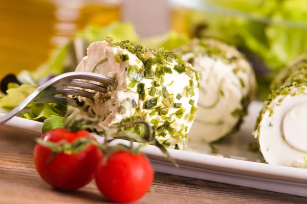 Ziegenkäse mit Salat und Kirschtomaten. — Stockfoto