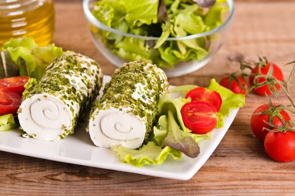 Goat cheese with salad and cherry tomatoes. — Stock Photo, Image