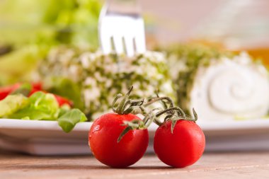 Keçi peynirli salata ve domates ile. 