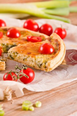 Pırasa ve domates salçası.