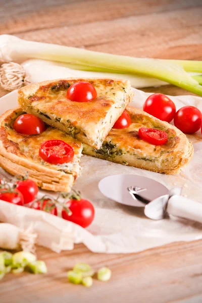 Quiche med purjolök och tomat. — Stockfoto