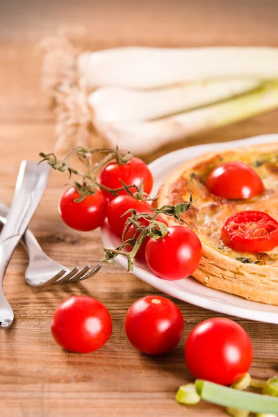 Quiche de alho-porro e tomate . — Fotografia de Stock