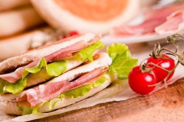 Jambon ve marul ile Tigella ekmek dolması. 