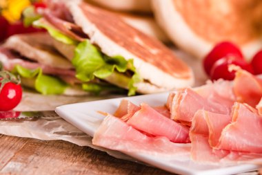 Jambon ve marul ile Tigella ekmek dolması. 