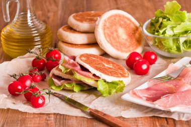 Jambon ve marul ile Tigella ekmek dolması. 