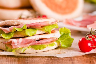 Jambon ve marul ile Tigella ekmek dolması. 