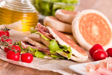 Jambon ve marul ile Tigella ekmek dolması. 