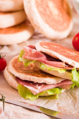 Jambon ve marul ile Tigella ekmek dolması. 