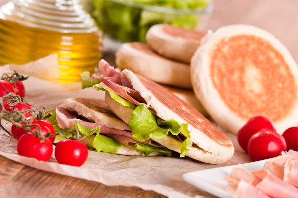 Jambon ve marul ile Tigella ekmek dolması. 