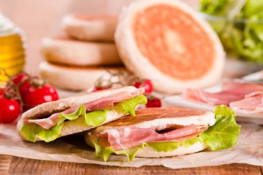 Jambon ve marul ile Tigella ekmek dolması. 