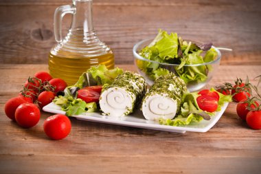 Keçi peynirli salata ve domates ile. 