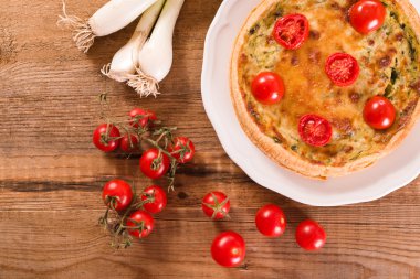 Pırasa ve domates salçası. 