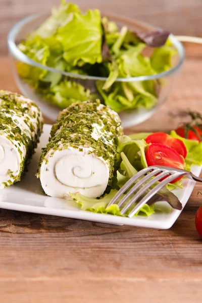 Ziegenkäse mit Salat und Kirschtomaten. — Stockfoto