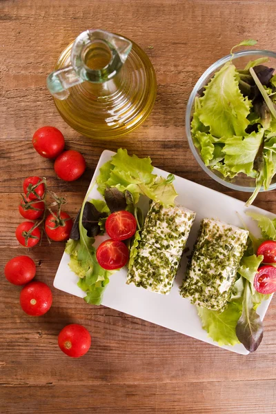 Queijo de cabra com salada e tomate cereja . — Fotografia de Stock