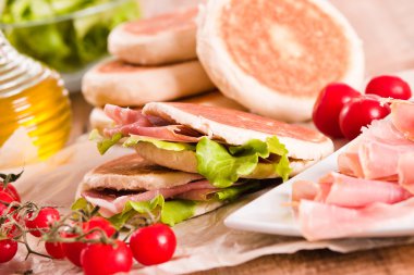 Jambon ve marul ile Tigella ekmek dolması. 