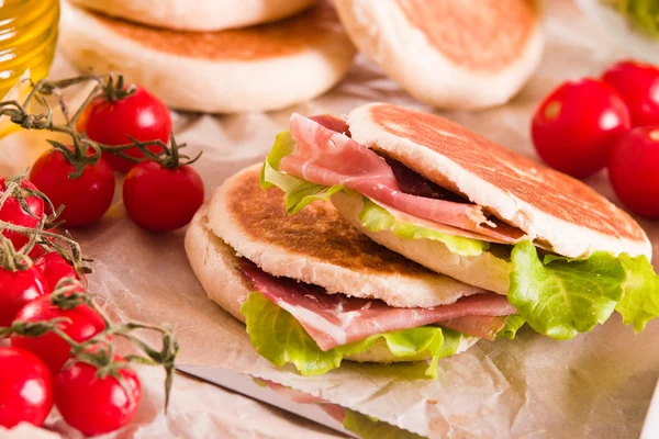 Jambon ve marul ile Tigella ekmek dolması. 