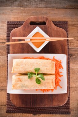 Beyaz tabak sebze böreği.