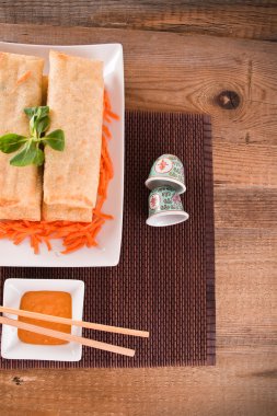 Beyaz tabak sebze böreği. 