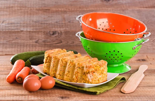 Plantaardige gehaktbrood op witte schotel. — Stockfoto