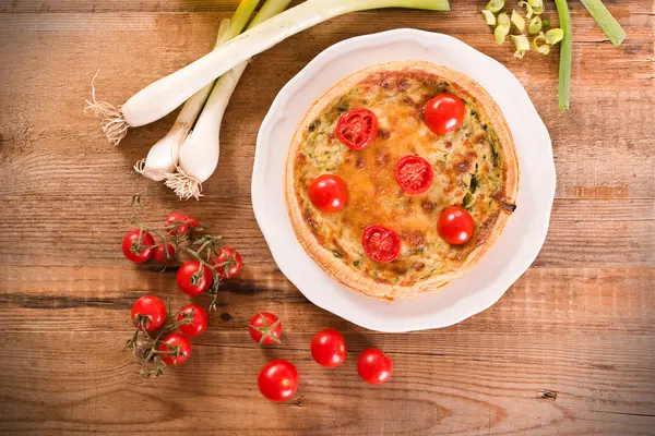 Quiche s pórkem a rajčaty. — Stock fotografie