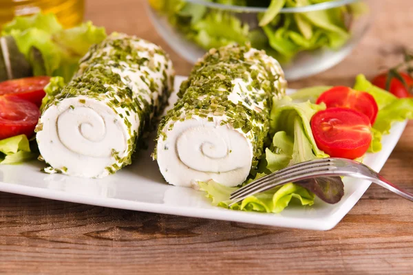 Ziegenkäse mit Salat und Kirschtomaten. — Stockfoto