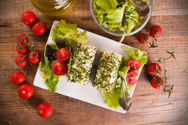 Queijo de cabra com salada e tomate cereja . — Fotografia de Stock