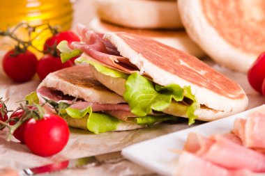 Jambon ve marul ile Tigella ekmek dolması. 