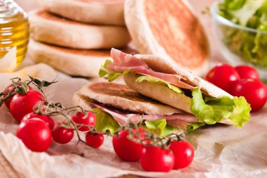 Jambon ve marul ile Tigella ekmek dolması. 