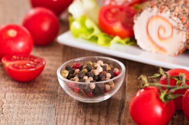 Keçi peynirli salata ve domates ile. 